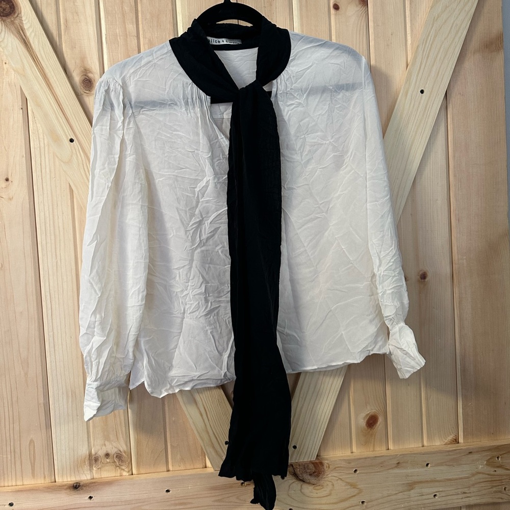 Alice Olivia WILLA PLACKET TOP WITH TIE